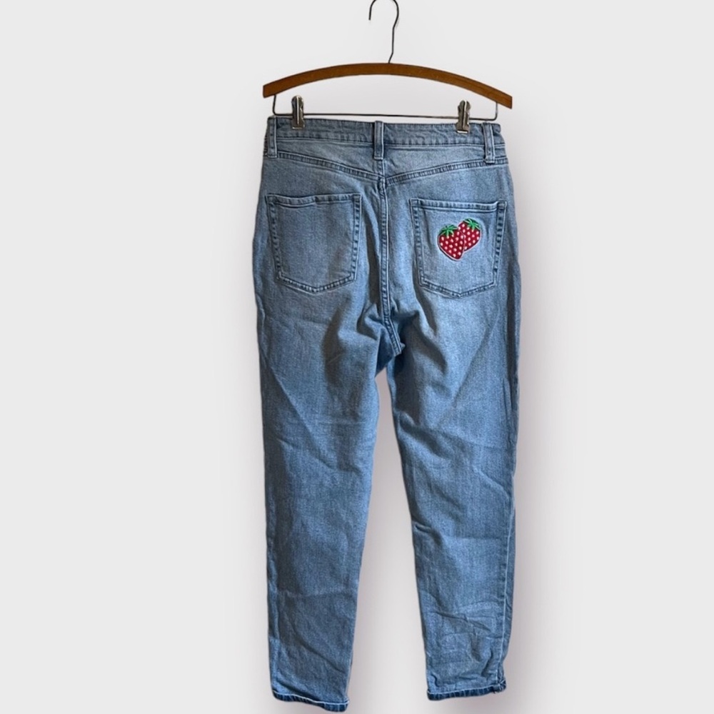 Hot Topic Strawberry Embroidered Mom Jean Size 7 - Picture 2 of 8